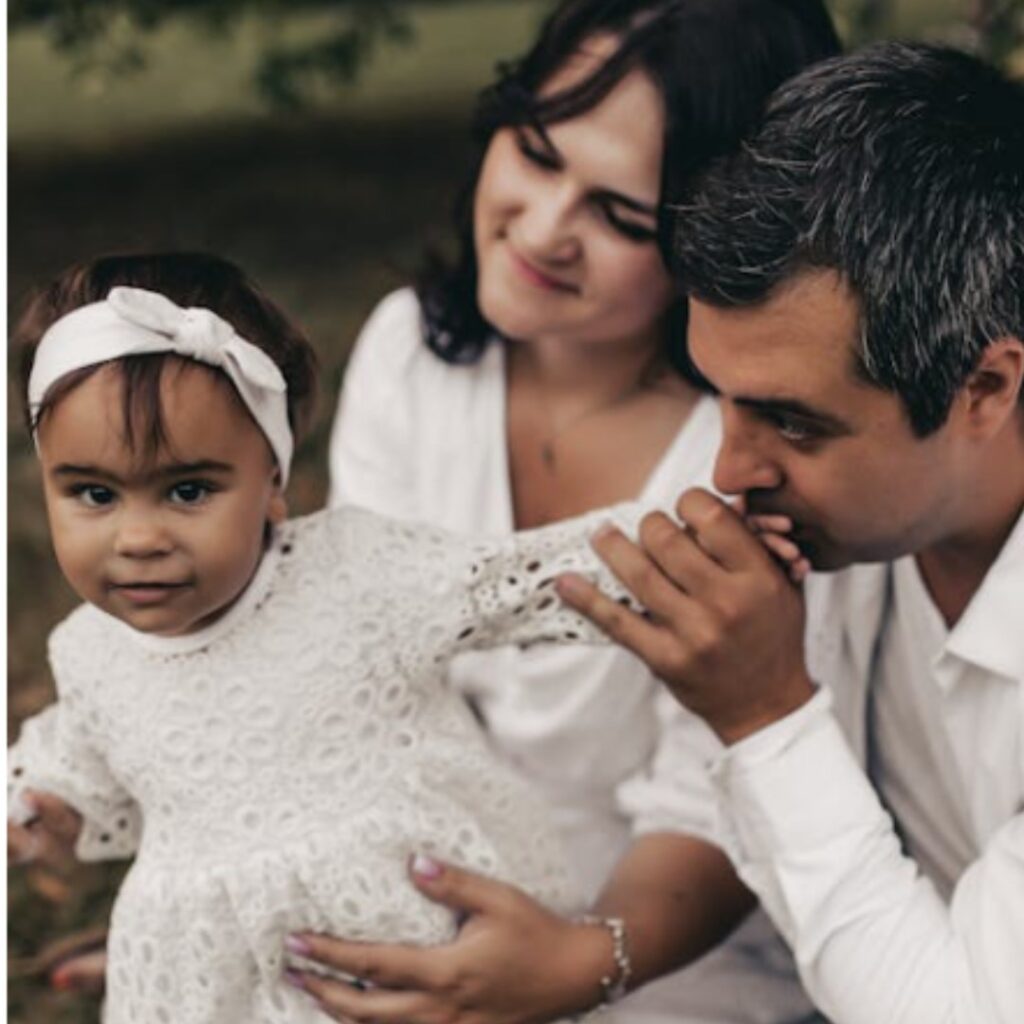 Familia feliz ao ar livre simbolizando segurança e proteção. Seguro de vida e seguro familiar para garantir tranquilidade e b
